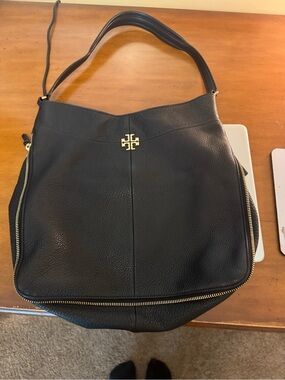 EUC Authenic Tory Burch Black Pebbled Leather Shoulder Hobo with Gold Logo